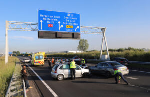 Flinke file en schade na aanrijding tussen vier auto’s A4 Den Hoorn