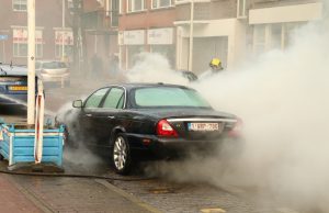 Geparkeerde auto vliegt in brand Ammunitiehaven Den Haag