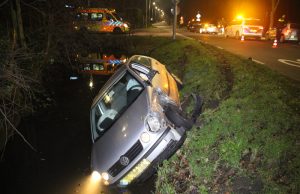 Auto in het water na aanrijding Madeweg Monster