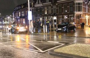 Flinke schade na aanrijding tussen twee personenauto’s Phoenixstraat Delft
