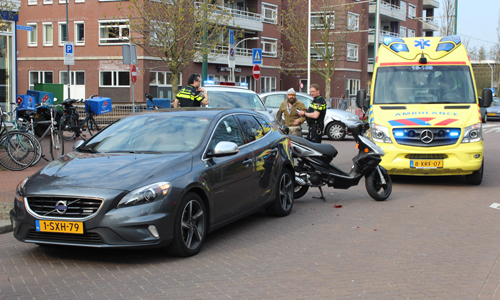 11 april Scooterrijder botst op auto en vliegt door achterruit van auto Prins Bernhardstraat Nootdorp