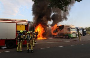 Flinke rookwolken boven het Westland door brand vrachtwagens Honselersdijk