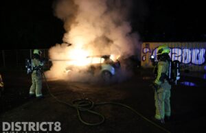 Geparkeerde auto brandt volledig uit op parkeerplaats Bieslandsepad Delft