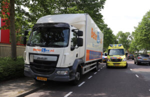 Fietser gewond na aanrijding met lesvrachtwagen Kleveringweg Delft