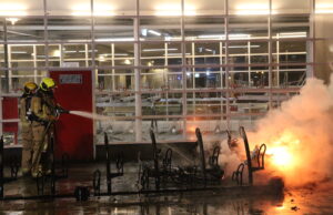 Brandweer blust twee brandende scooters en meerdere fietsen station Voorburg