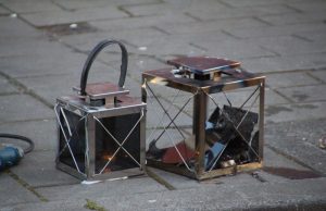 Lantaarn met kaarsen vat vlam Koperwerf Den Haag