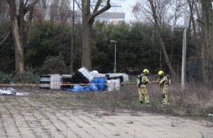 Brandweer en politie ingezet na aantreffen vaten Sint Barbaraweg Den Haag