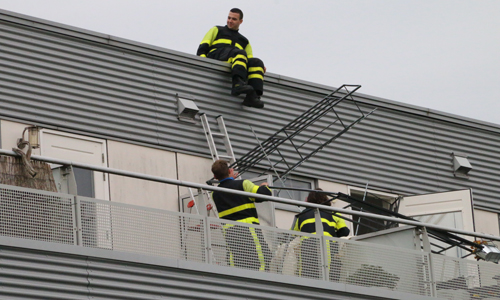 20 mei Partytent waait op het dak Van der Voortvaart Den Haag