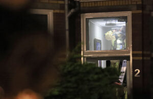 Brandweer sloopt plafond om brand te lokaliseren Belgischeplein Den Haag