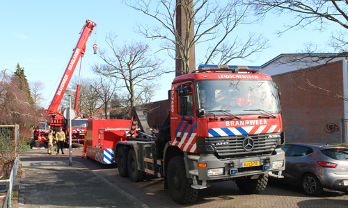 14 februari Brandweer helpt bij monteren ooievaarsnest Cort van der Lindenstraat Delft