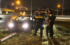 Automobilist raakt van de weg en ramt lichtmast afrit A4 Den Haag