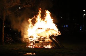 Brandweer blust flinke buitenbrand Allard Piersonlaan Den Haag