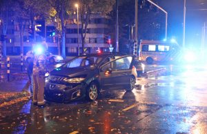 Schade bij ongeval tussen twee voertuigen Papsouwselaan Delft