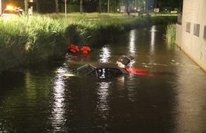 Automobilist raakt van de weg en belandt in sloot Moeder Teresasingel Zoetermeer
