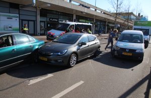Drie auto’s beschadigd bij aanrijding Savornin Lohmanplein Den Haag