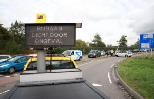 Automobilist ramt lantaarnpaal Zuidhoornseweg Den Hoorn