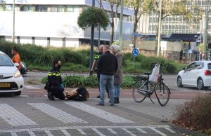 Schade bij aanrijding tussen auto en fietser Delflandplein Delft