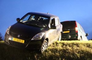 Auto raakt van de weg na mislukte keermanoeuvre Maasdijk Maasdijk