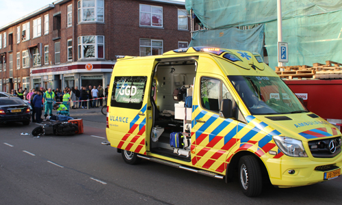 30 maart Gewonde bij aanrijding tussen auto en scooter Monstersestraat Den Haag