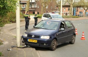 Auto tegen lantaarnpaal na uitwijk manoeuvre Binckhorstlaan Den Haag