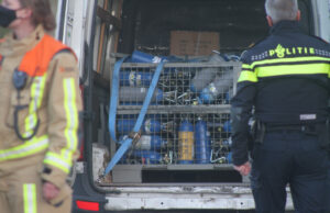Brandweer doet onderzoek in busje vol met lachgasflessen Elzenlaan Den Haag