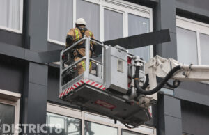 Brandweer verwijderd loshangende gevelplaat Mercuriusweg Delft