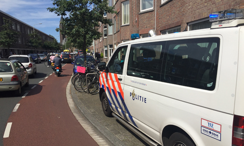 1 juni Politie overmeestert verwarde man op dak Kamperfoeliestraat Den Haag