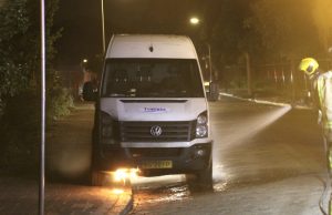 Brandweer blust beginnend brandje bij voorwielen Zijpendalstraat Den Haag