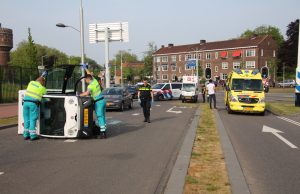 Hulpdiensten rukken uit voor omgevallen PICNIC wagen Wateringsevest Delft