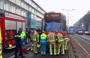 Scooterrijder bekneld na aanrijding met tram 6 Escamplaan Den Haag