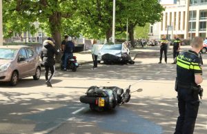 Meerdere gewonden na ongeval tussen motorscooters Pletterijkade Den Haag