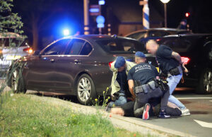 Arrestatieteam rijdt auto klem en arresteert man Houtrustweg Den Haag
