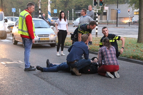 16 oktober Verkeerschaos nadat scooterrijder na aanrijding ten val komt Schaapweg Rijswijk