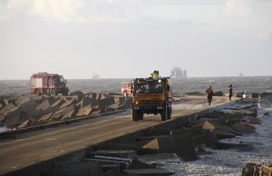 Twee surfers overleden; drie nog vermist Noordelijk Havenhoofd Den Haag