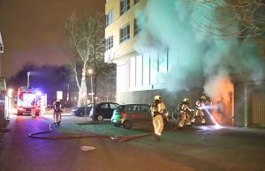 Tientallen bewoners op straat door felle brand in containerruimte Duke Ellingtonstraat Delft