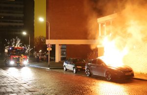 Geparkeerde auto in brand, toeter gaat lange tijd af Van Adrichemstraat Delft