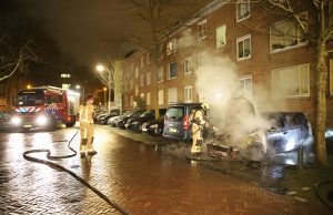 Geparkeerde auto volledig uitgebrand Paterswoldestraat Den Haag