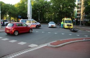 Bestuurder van motorscooter onderuit na schrikreactie Volendamlaan Den Haag