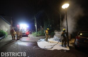 Fikse autobrand; auto gaat in vlammen op Doctor G. Knuttelpark Den Haag