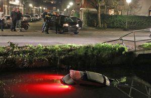 Auto raakt te water na aanrijding Delfgauwseweg Delft