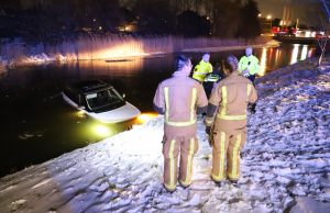 Auto te water na aanrijding Bostonsingel Den Haag