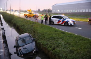 Automobilist ramt lichtmast en belandt in sloot Wippolderlaan Wateringen