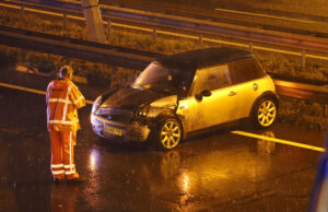 Mini Cooper nog kleiner na aanrijding met vangrail A13 Delft