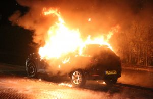 Geparkeerde auto gaat in vlammen op Wapserveenstraat Den Haag