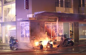 Meerdere deelscooters in brand, apotheek zwaar beschadigd Leyweg Den Haag