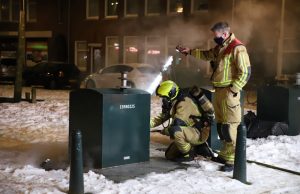 Ondergrondse container in brand gestoken Van Zeggelenlaan Den Haag