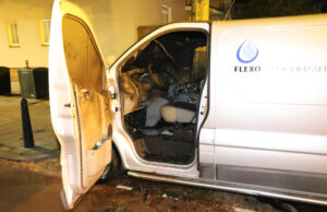 Bedrijfsbusje vliegt in brand Van Ruysbroekstraat Den Haag