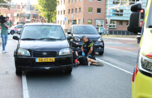 Fietsster zwaargewond na aanrijding met auto Stadhoudersplantsoen Den Haag