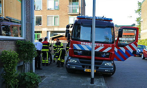 16 mei Brandweer haalt ‘Flappie’ van het balkon Saaiwerkerstraat Delft