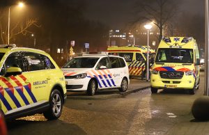 Hulpdiensten rukken uit voor medisch incident in woning van flat Griegstraat Delft